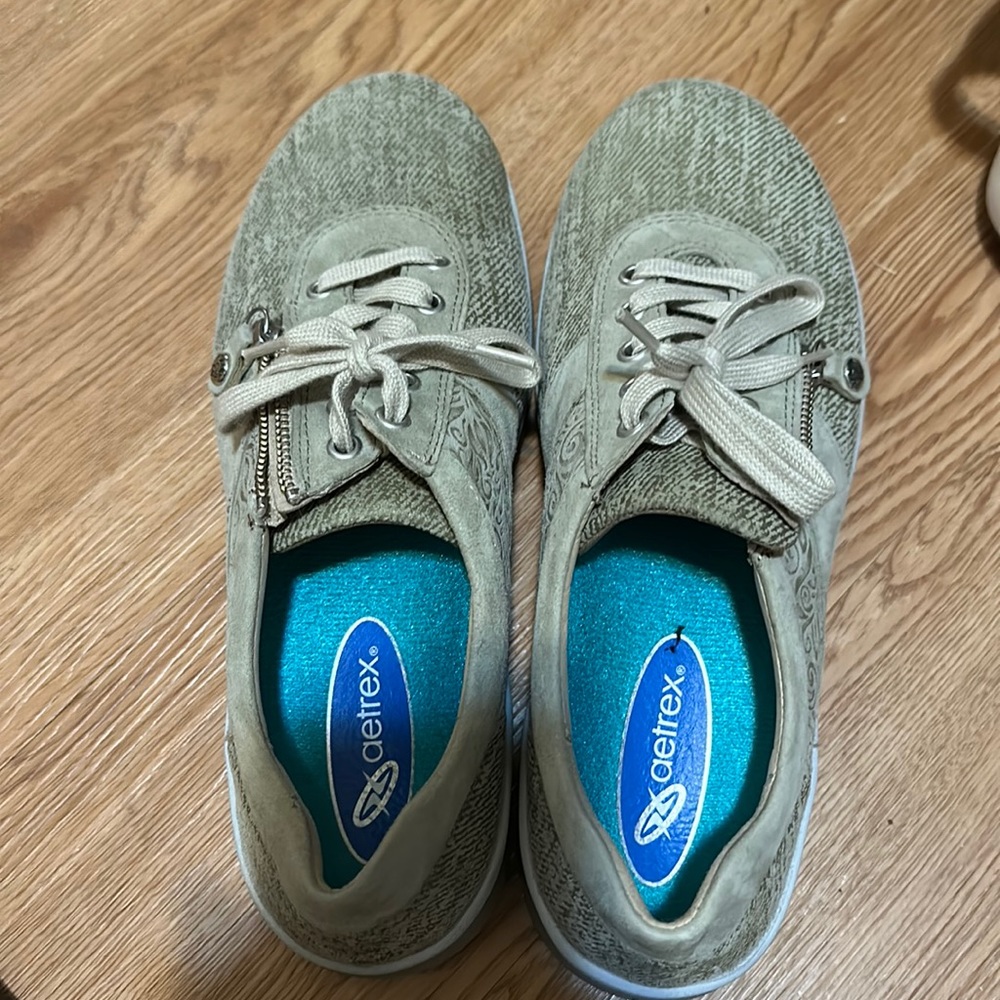 Fidelio, sage colored shoes, size 6 1/2, women's shoes